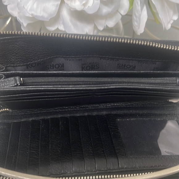 Authentic Michael Kors Wallet - Picture 5 of 5